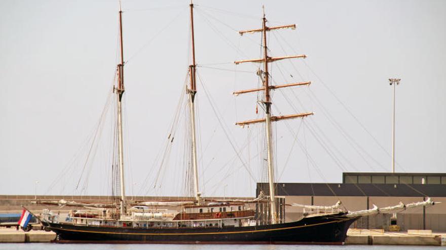 Das Schulschiff &quot;Gulden Leeuw&quot; im Hafen von Palma.