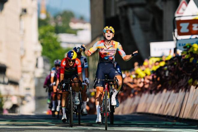 Paula Blasi supera las adversidades y se viste de blanco en el Tour