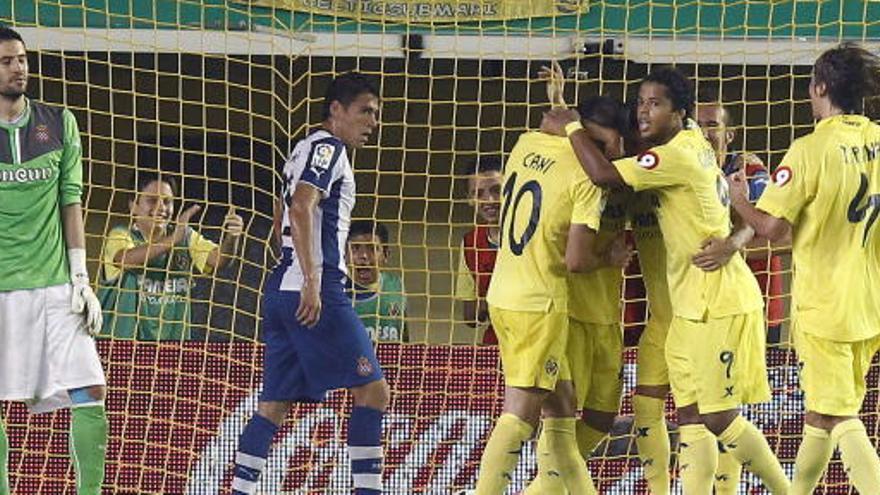 Los jugadores del Villarreal celebran uno de los goles.