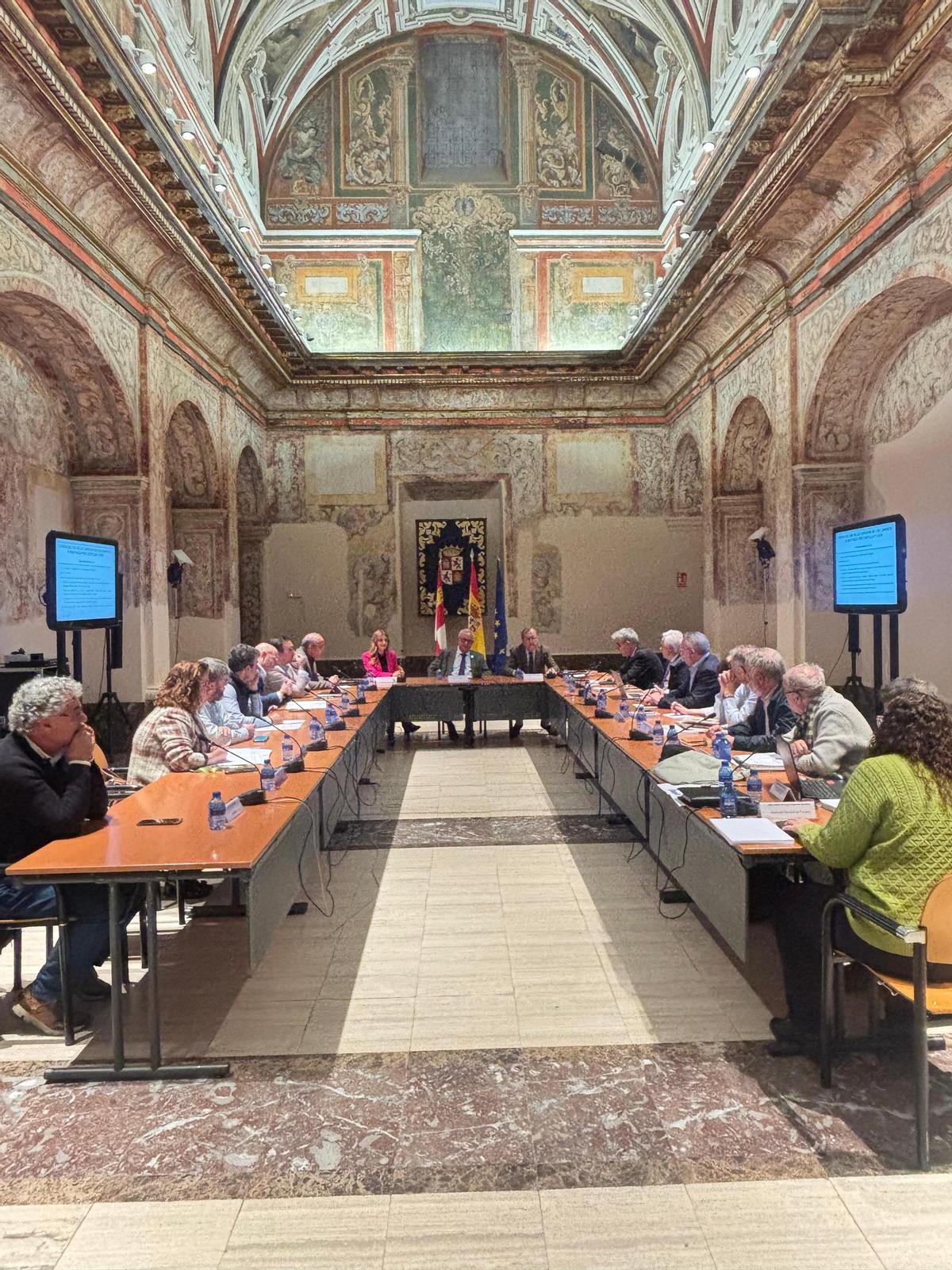 El consejero de Cultura, Turismo y Deporte, Gonzalo Santoja, preside la Comisión de los Caminos a Santiago por Castilla y León, donde se acordó reconocer dos nuevas rutas de peregrinación a Santiago