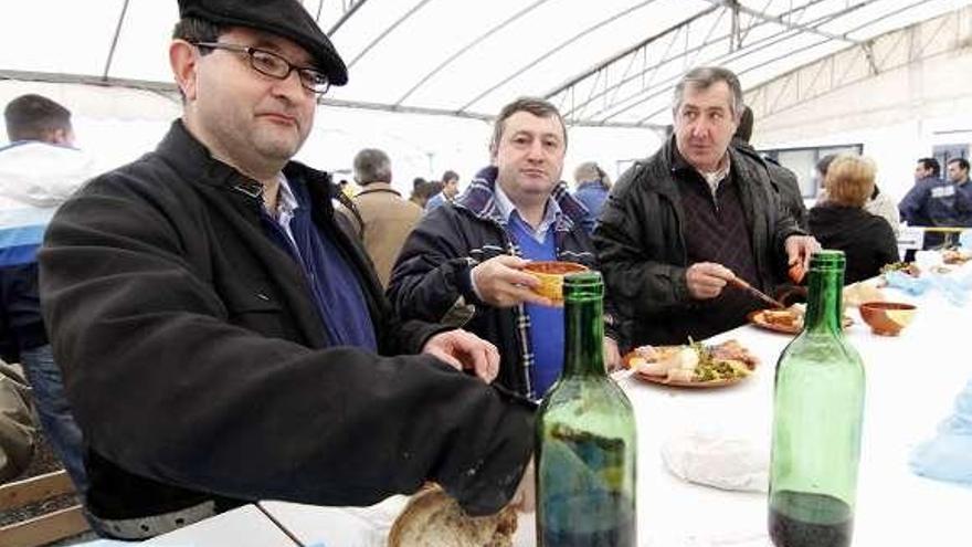 Asistentes a la Festa da Cacheira degustan sus raciones.  // J. Santomé