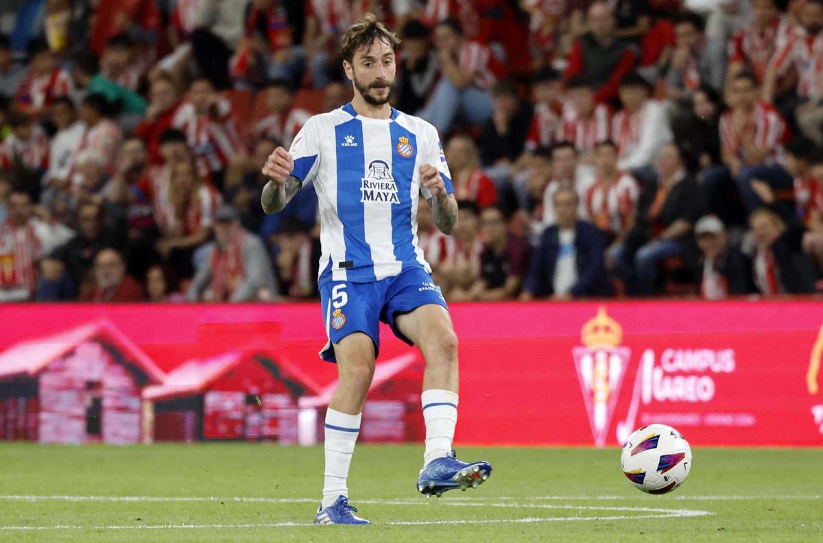 Fernando Calero sacando la pelota.