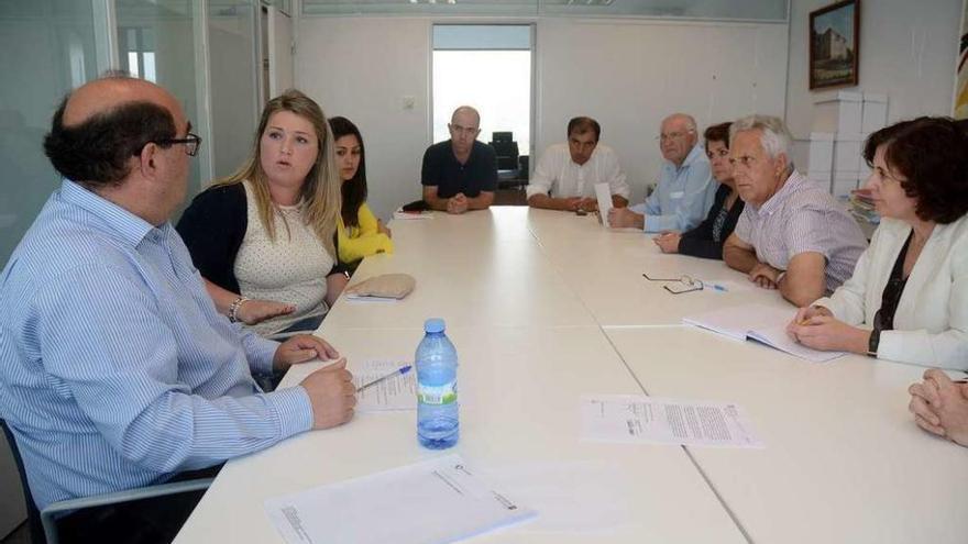 Pérez Ares, con los padres afectados, Ángel Moldes, José Currás, Chelo Besada y Sobral. // Rafa Vázquez