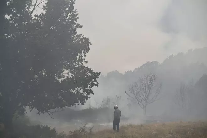 La lucha contra el fuego se intensifica en Ourense mientras los incendios avanzan