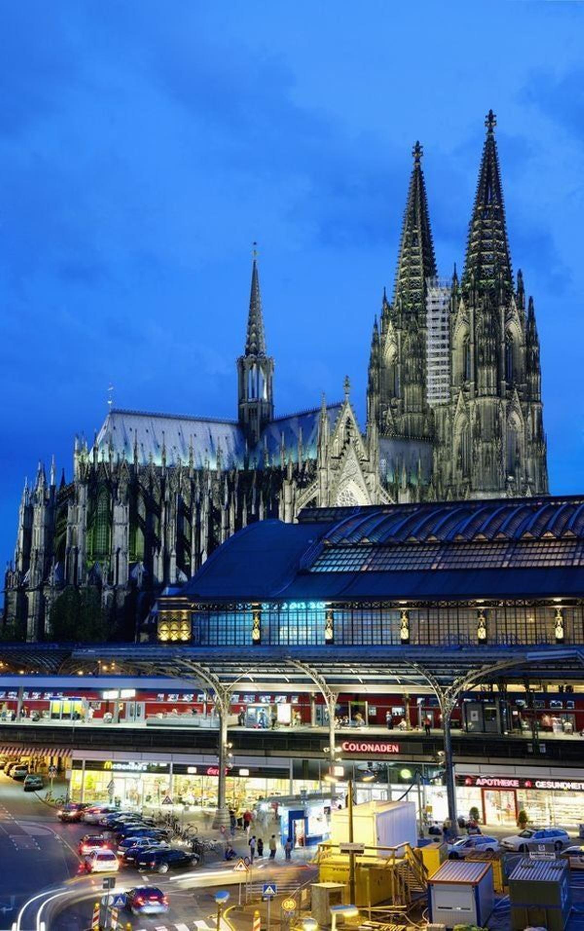 Köln Hauptbahnhof es la principal estación de ferrocarriles de Colonia, situada al norte de la Catedral