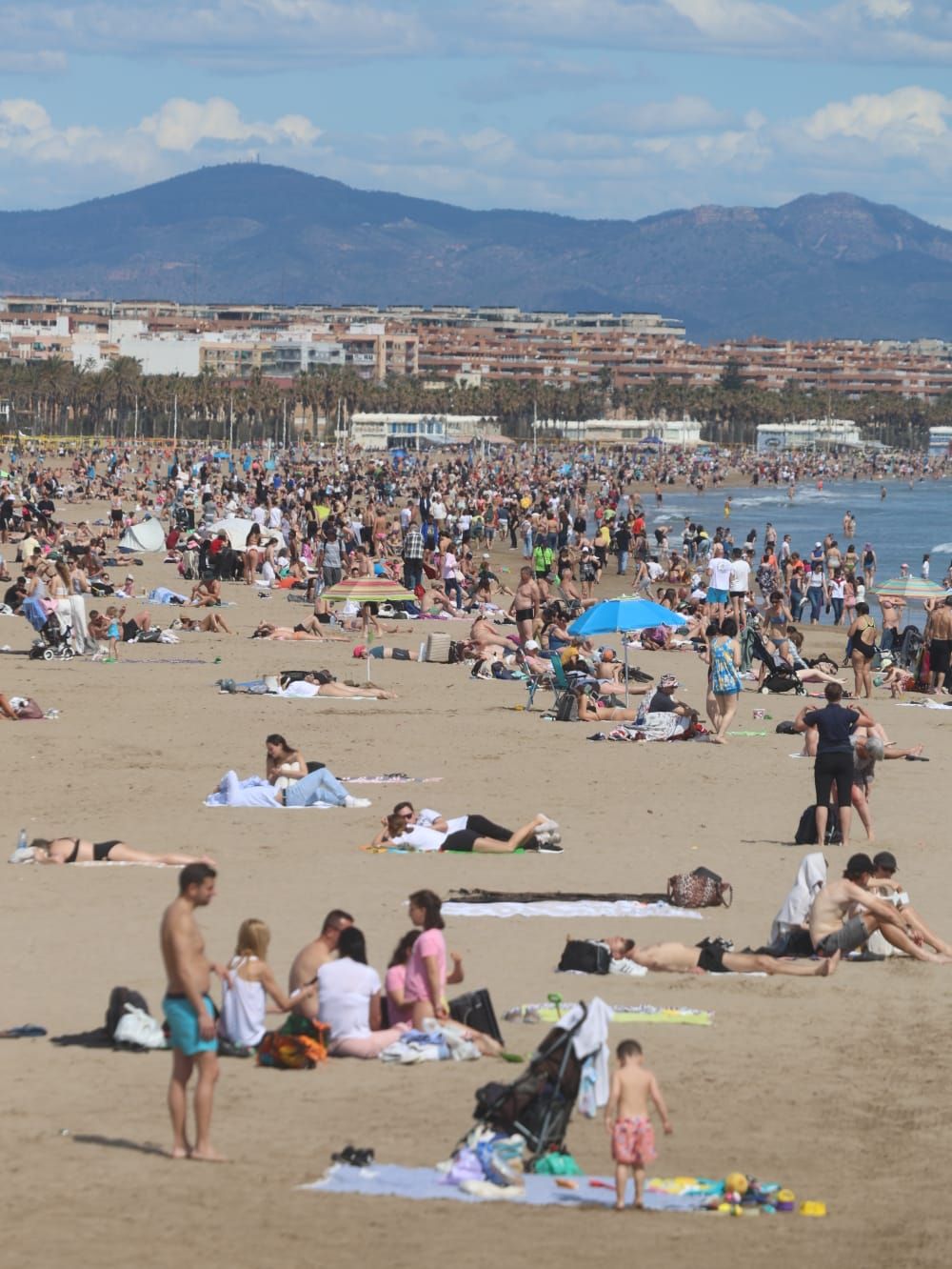 Primeros chapuzones del año en un domingo de sol y playa