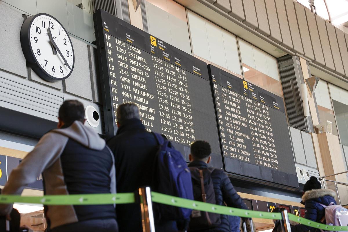 Pasajeros en el aeropuerto de Valencia, en una imagen de archivo.
