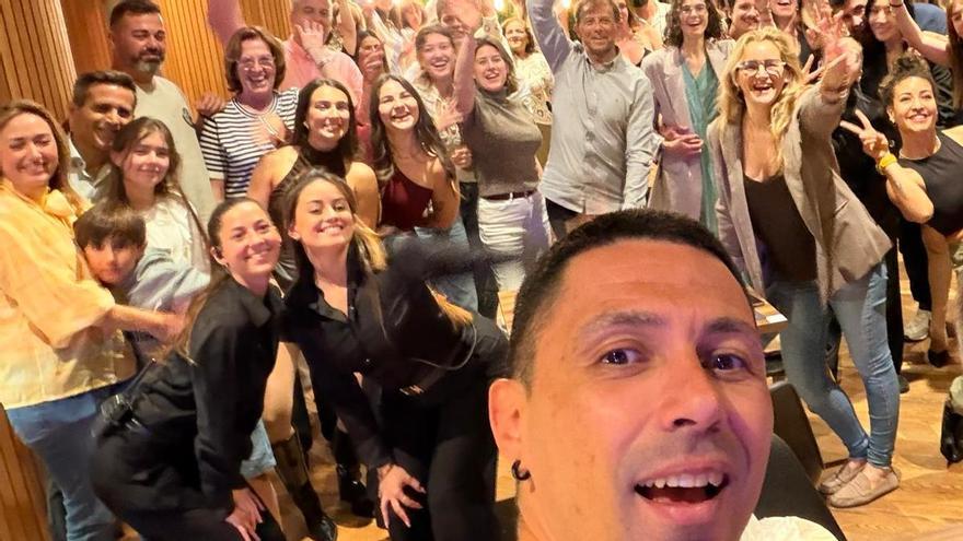 El dueño del local, Cesar Augusto, junto a comensales y camareros