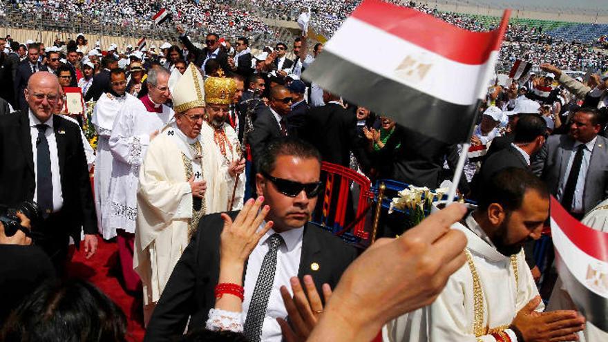 Misa papal en El Cairo ante unos 15.000 fieles