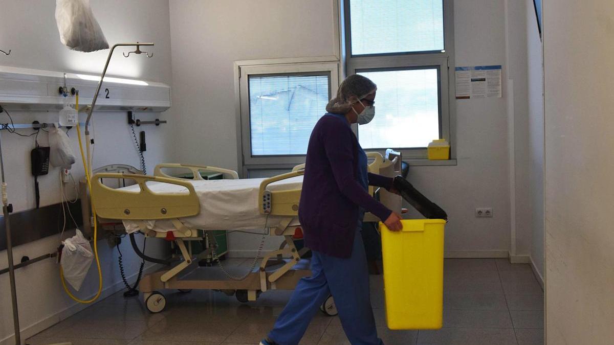 Los sanitarios del Reina Sofía habilitaron ayer la nueva planta para                                                                  acoger a pacientes covid que necesiten ingreso.