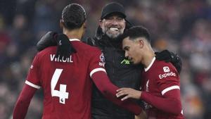 Klopp, junto a Van Dijk y Alexander-Arnold