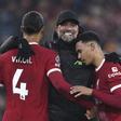 Klopp, junto a Van Dijk y Alexander-Arnold