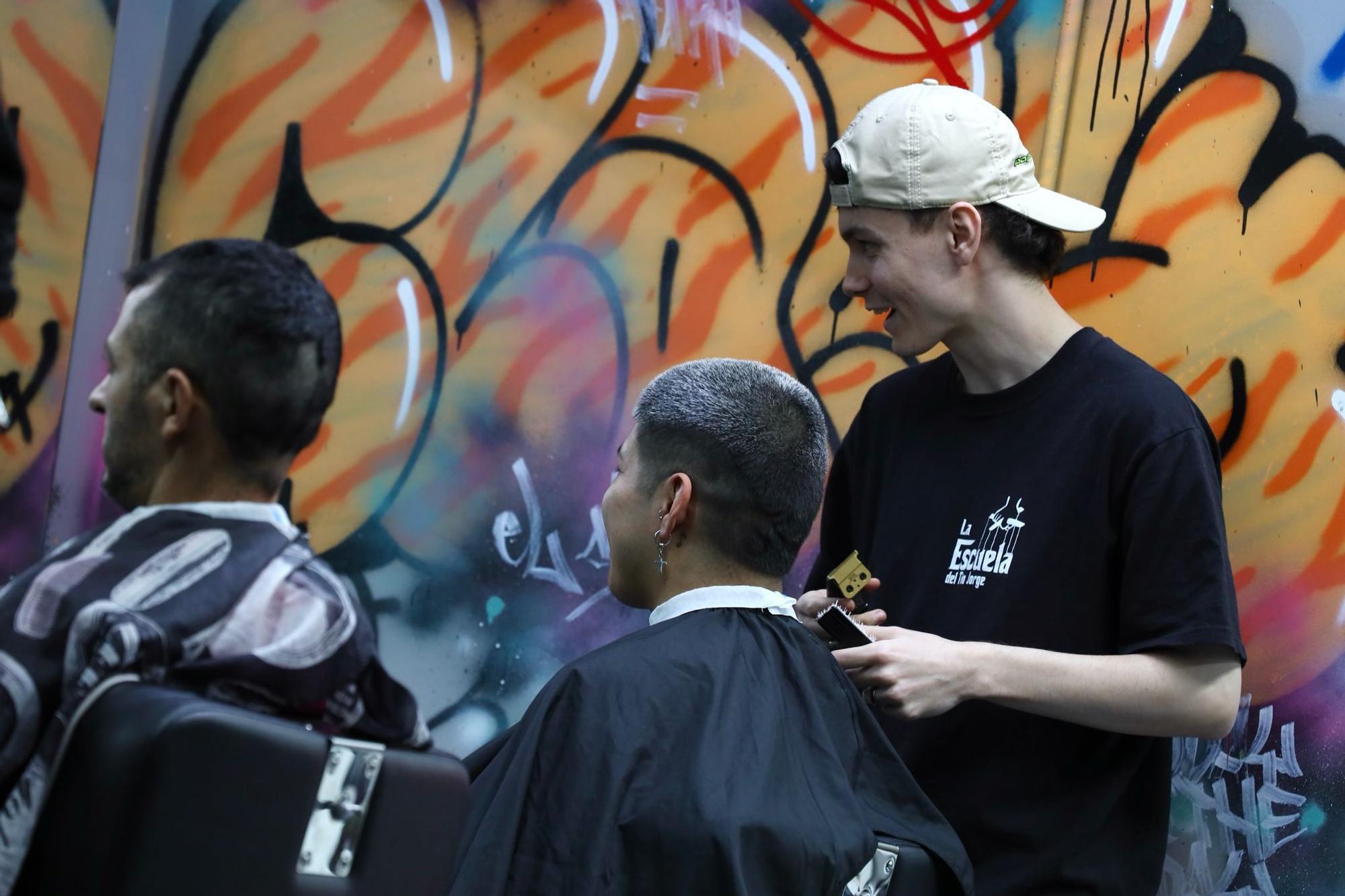 En imágenes | Personas sin hogar se cortan el pelo en la Academia Barbería Tío Jorge