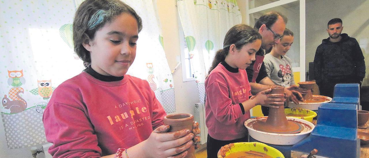 Actividad de alfarería organizada por el 50 aniversario del centro.