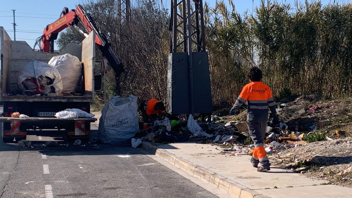 Retirada de escombros en uno de los vertederos incontrolados detectados.