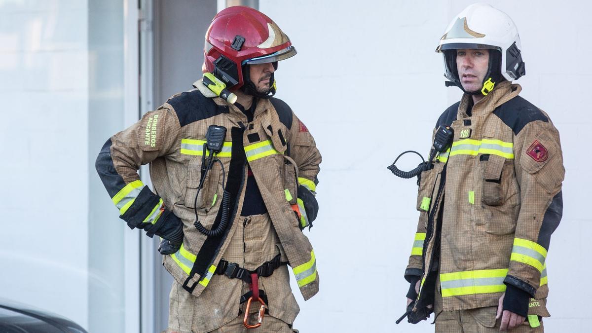 Fallece una mujer en un incendio en su casa en el edificio La Chicharra de Alicante