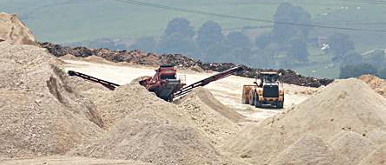 Maquinaria trabajando en la cantera de arcilla, el pasado 10 de junio.