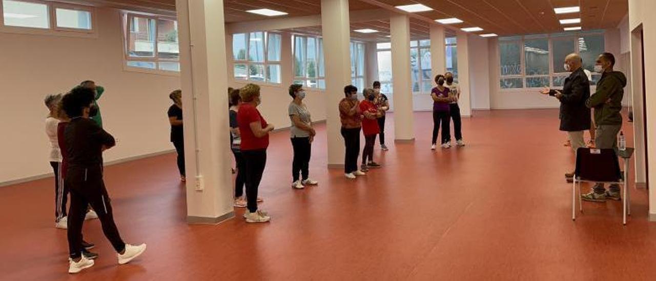 Inicio de las clases de gimnasia de mantenimiento en las instalaciones de la piscina municipal de Bueu.