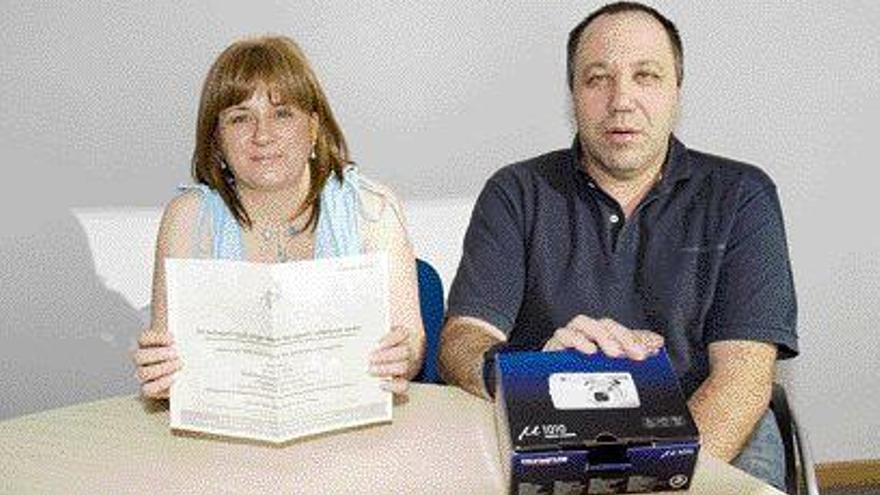 FARO entregó ayer los obsequios a los vendedores Rosa M. Casal y Pablo Beiro por el segundo sorteo. / r. grobas