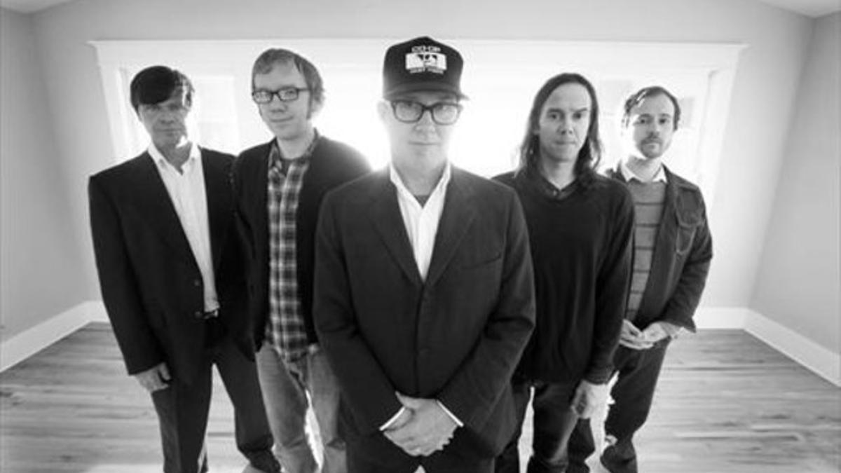 Lambchop, en una imagen promocional, con su líder, Kurt Wagner, en el centro, con gorra.