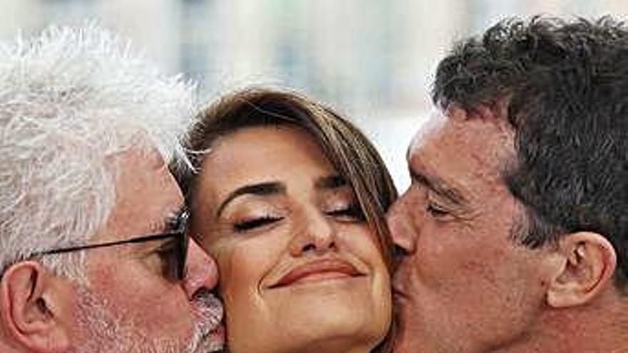 El director Pedro Almodóvar i els actors Penélope Cruz i Antonio Banderas