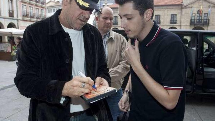 Kevin Spacey, firmando un autógrafo en Avilés