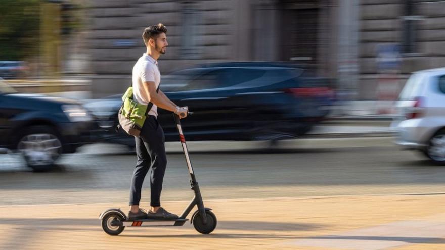 Un noi amb un patinet per Figueres