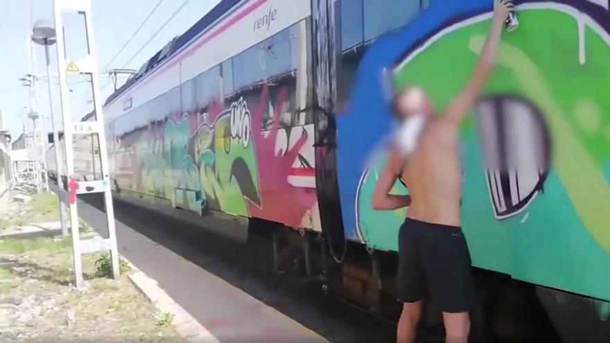 Los grafiteros difunden vídeos de sus pintadas en el metro y los trenes de Barcelona