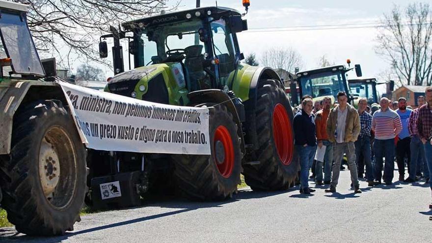 Ganaderos se concentran con tractores ante la sede de Logística Alimentaria