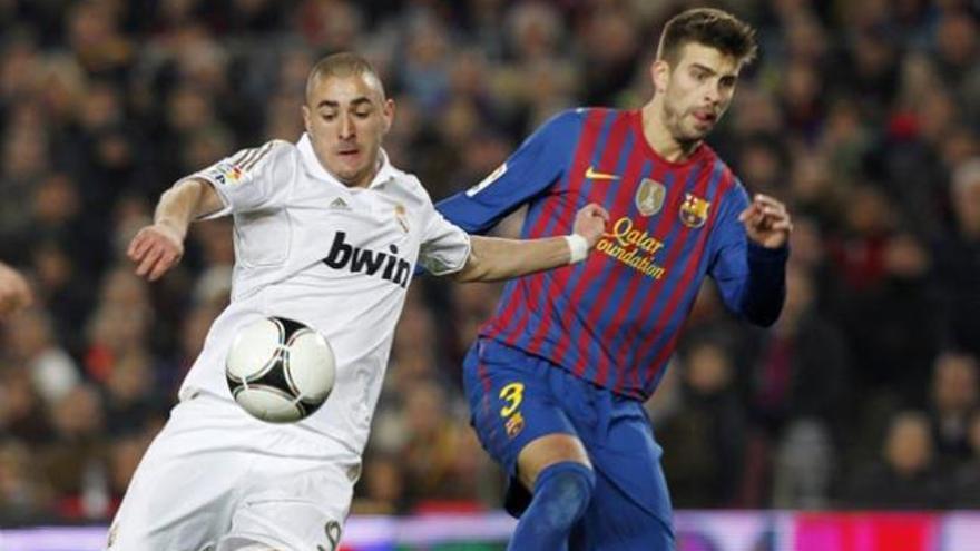 Benzema y Piqué durante el último clásico.