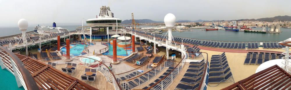 El lujoso interior del buque, de la compañía Royal Caribbean, que ha hecho escala en el puerto de Málaga