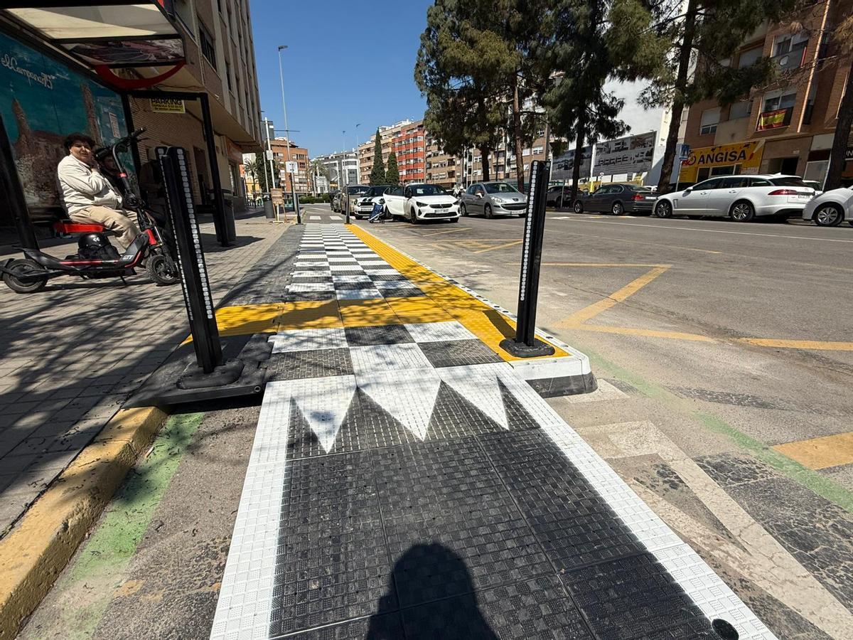 Plataformas en las paradas de autobús en Burriana.