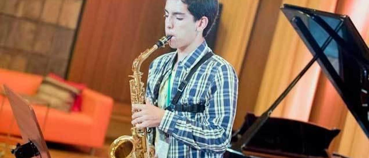 Javier Costas, tocando el saxofón en el certamen de Polonia el año pasado.