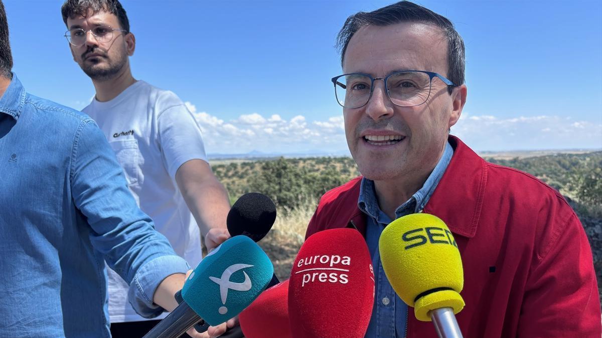 El secretario general del PSOE de Extremadura, Miguel Ángel Gallardo, atiende a los medios de comunicación