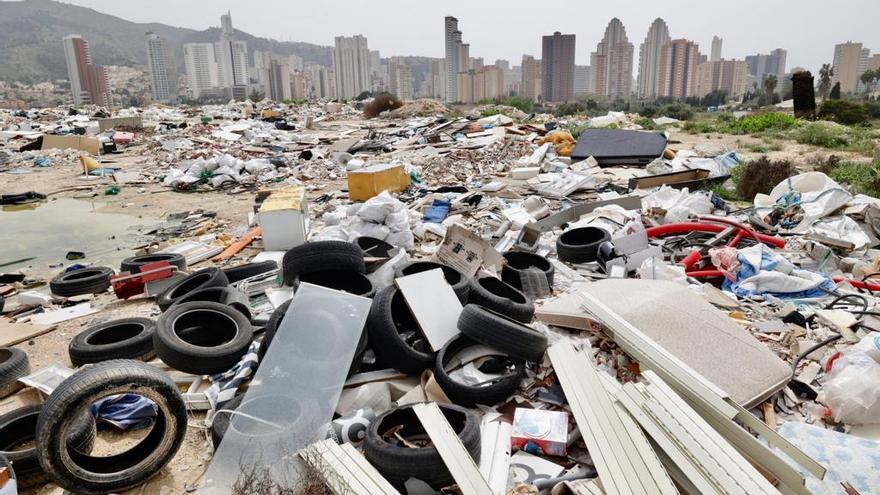 Imagen de parte de la basura que se acumula en uno de los descampados del sector de Armanello.