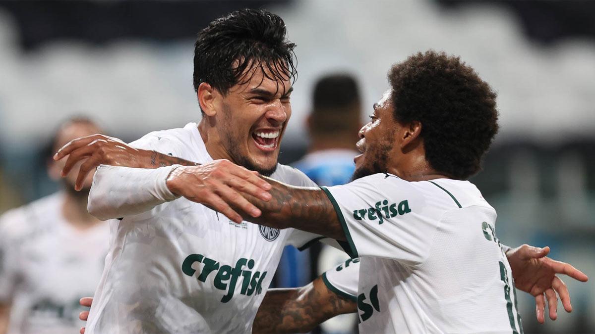 Gustavo Gómez celebra con Luiz Adriano el gol de la victoria