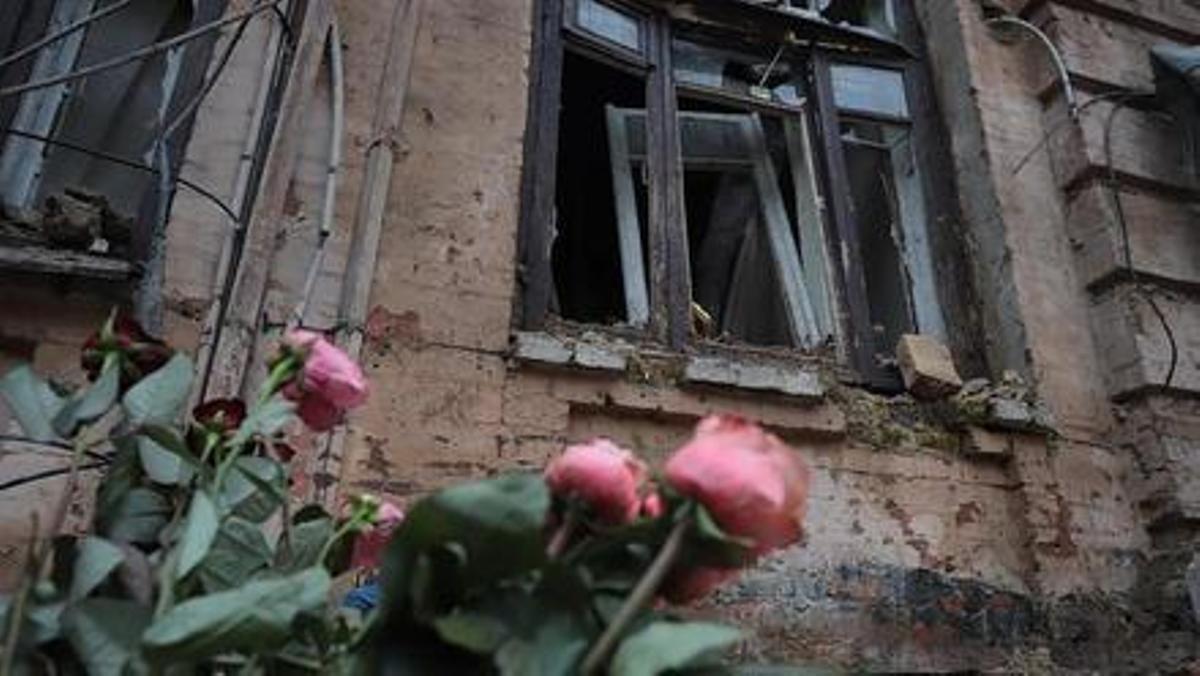 Flores frente uno de los edificio de apartamentos del centro de Kiev destruidos por los drones rusos el pasado 17 de octubre.