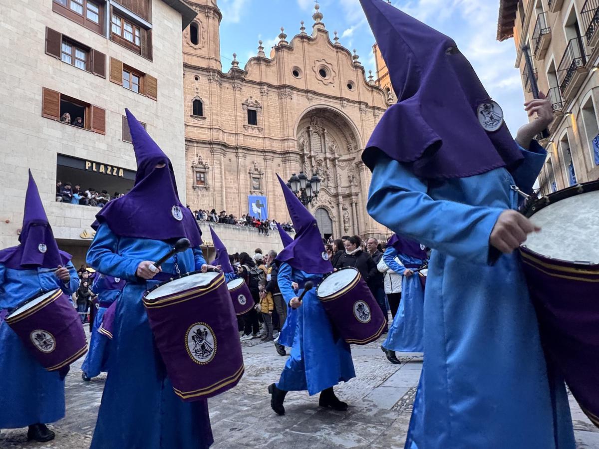 El sonido de los tambores se hace notar en Alcañiz.