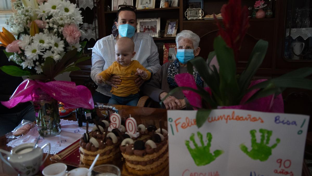 GALERÍA | Una zamorana de 90 años conoce a su bisnieto tras un año separados por el COVID