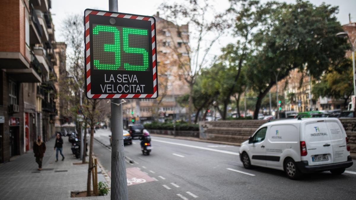 Uno de los nuevos radares de tráfico que comienzan a multar en Barcelona este 2023