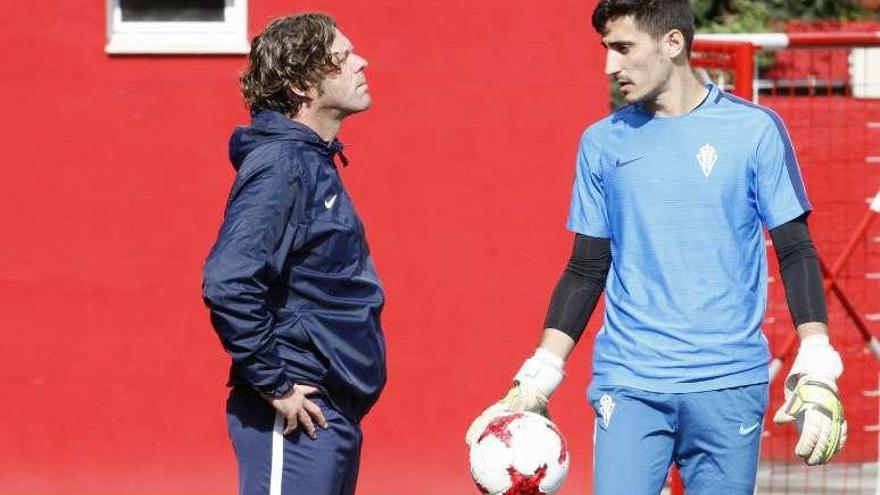 Mariño dialoga con Diego Tuero tras el entrenamiento de ayer.