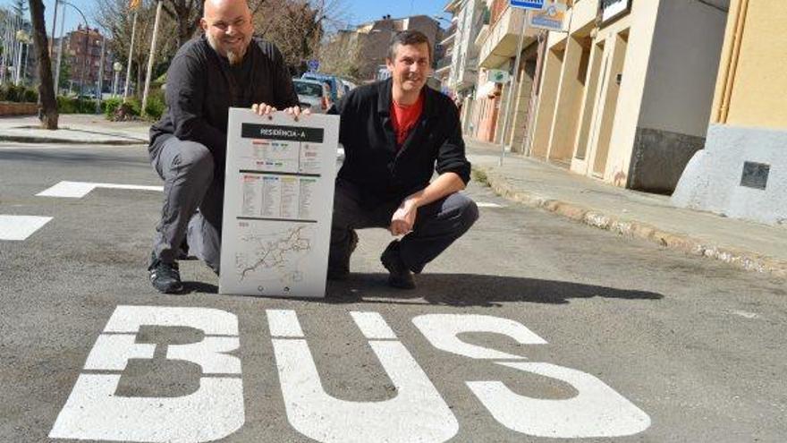 Per l&#039;esquerra, els regidors Francesc Ribera i Eloi Escútia a la renovada parada del carrer Bruc, ahir