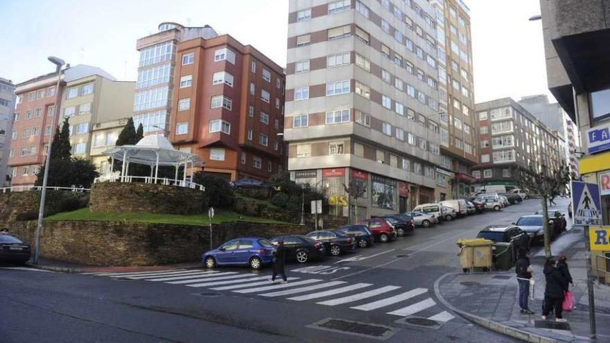 Inicio de la avenida de los Caídos y jardín en el que se estudia la posible colocación de un ascensor.