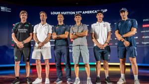 Los seis timoneles de los equipos de la Copa América de vela que compiten en Barcelona tras la rueda de prensa de presentación de la regata preliminar.