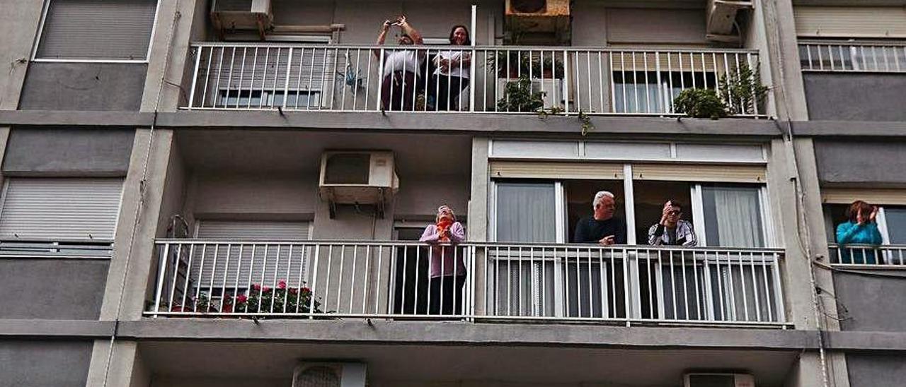 Vecinos confinados en un bloque de viviendas de València durante el aplauso a los sanitarios