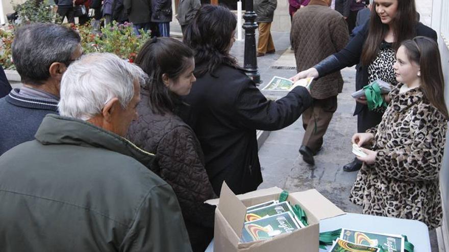 Largas colas para recoger  el ‘llibret’ en la plaza Mayor