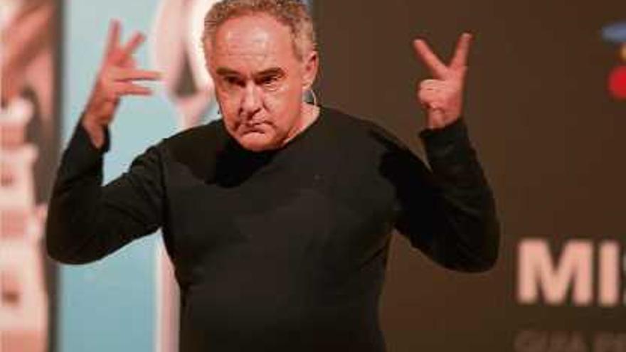 Ferran Adrià en plena acció, ahir, a l&#039;Auditori-Palau de Congressos de Girona.