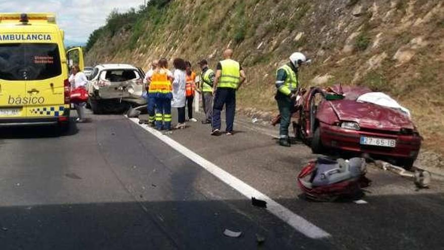 Así quedó el vehículo del fallecido (d.) ayer en la A-52. // FdV