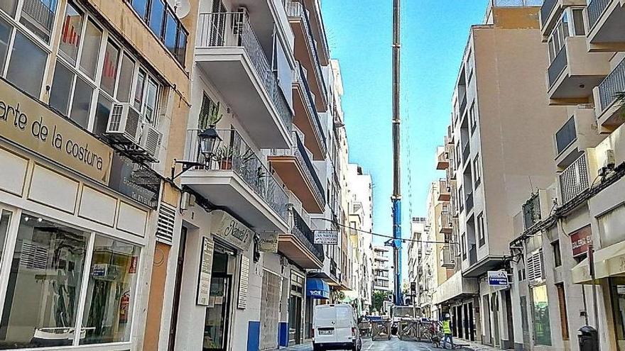 Dos calles de Ibiza cerradas por una grúa de 60 metros