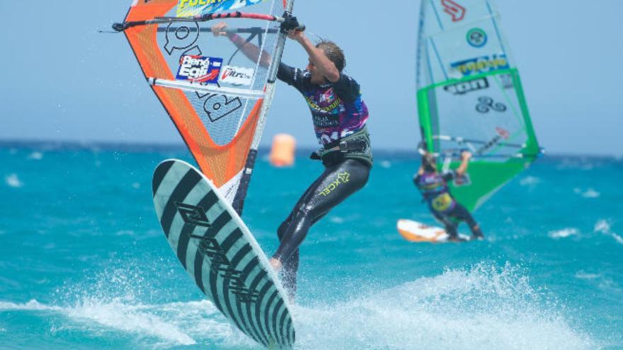 Organizadores y patrocinadores del evento posan junto a los deportistas de freestyle en la playa de la Barca.